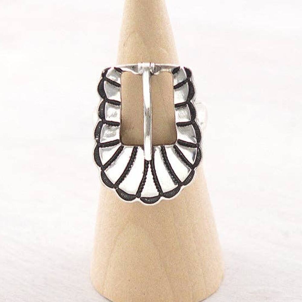 TIPI Scalloped Western Buckle Stretch Ring – Silver Tone